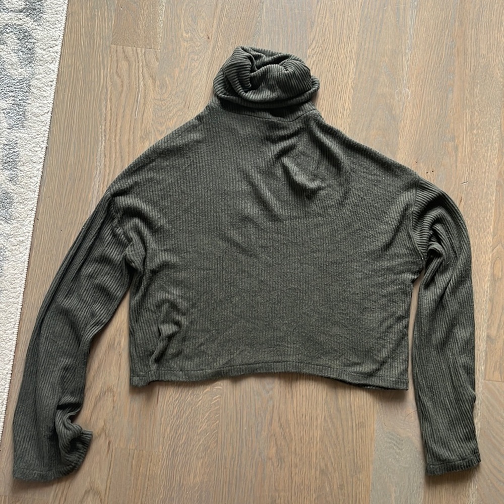 Sen crop turtleneck. Size XS.